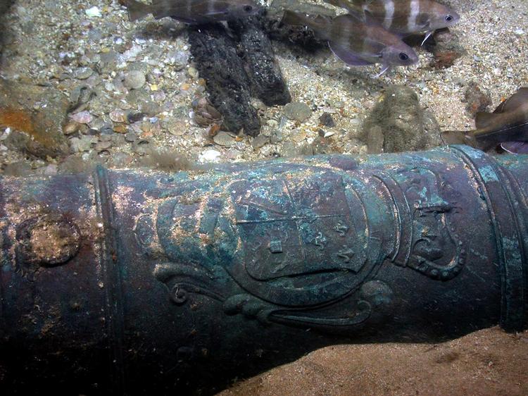 Kong Georges våbenskjold afslører vraget som 'HMS Victory', der forsvandt i 1744. Om bord var 1.000 mand, 110 bronzekanoner og måske en guldskat. 