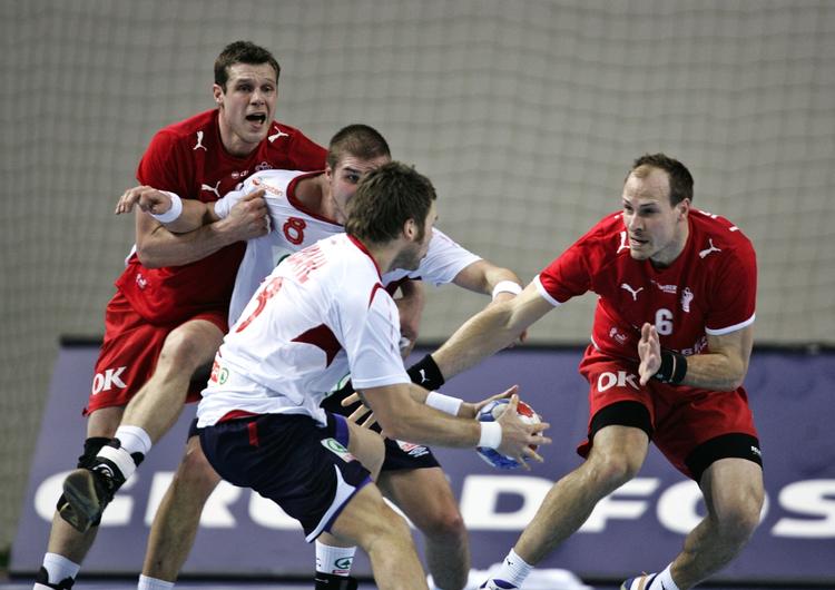 Der blev gået hårdt til sagen i kampen mellem Danmark og Norge ved håndbold-VM. Men faktisk blev flere af tilskuerne langt hårdere ramt end spillerne - de fik legionærsyge under VM. 