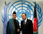 Afghanistans præsident, Hamid Karzai (til venstre), mødes i dag med FN's generalsekretær, Ban Ki-moon, i Kabul. Arkivfoto. 