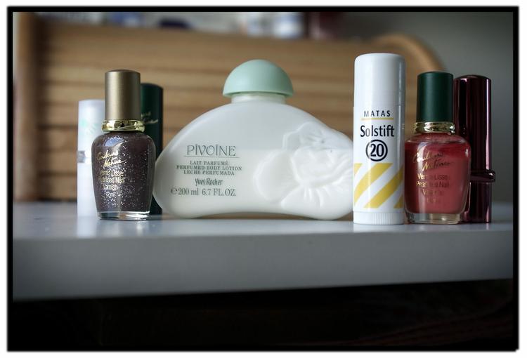 Mange af de produkter - kosmetik eller parfume - der står på toilethylden, kan give allergiske problemer. 