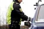 En mand kørte over for rødt, talte i mobil, havde ikke sikkerhedssele på, bilen var ikke forsikret eller indregistreret, og så var hans kørekort inddraget. Det er en rekord, vurderer Politiet. Arkivfoto. 