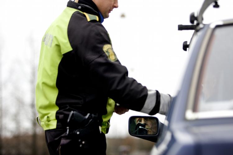 En mand kørte over for rødt, talte i mobil, havde ikke sikkerhedssele på, bilen var ikke forsikret eller indregistreret, og så var hans kørekort inddraget. Det er en rekord, vurderer Politiet. Arkivfoto. 