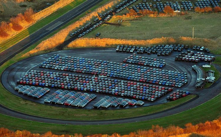 Usolgte biler håber sig op på Nissans fabrik i engelske Sunderland. Arkivfoto 