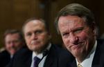 De amerikanske bilgiganter er blandt dem, som får statshjælp. Her er det direktørerne for General Motors Rick Wagoner (th.), Chryslers topboss Robert Nardelli (i midten) og Fords direktør Alan Mulally ved en tidligere høring i Senatet. 
