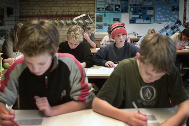 Elevorganisationen Danske Skoleelever, som repræsenterer 600 danske folkeskoler, fremlagde i dag deres ideer til ændringer i evalueringsformen i folkeskolen i Folketinget. (Arkivfoto) 