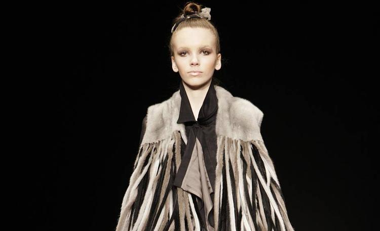 Pels i strimler forenede det romantiske og det rå på en af modellerne i Louise Amstrups show. 