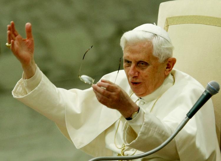Pave Benedikt XVI er kommet i heftig international modvind, efter at han har rehabiliteret biskoppen Richard Williamson, som fornægter det nazistiske massemord på jøder under Anden Verdenskrig. 