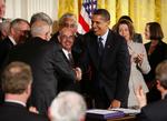 Så er det en aftale! Barack Obama og republikaneren John Dingell efter underskrivelsen af loven om sundhedsforsikringer til børn. 