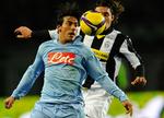 Napolis Ezequiel Lavezzi i nærkamp med Juventus' Zdenek Grygera i baggrunden. 