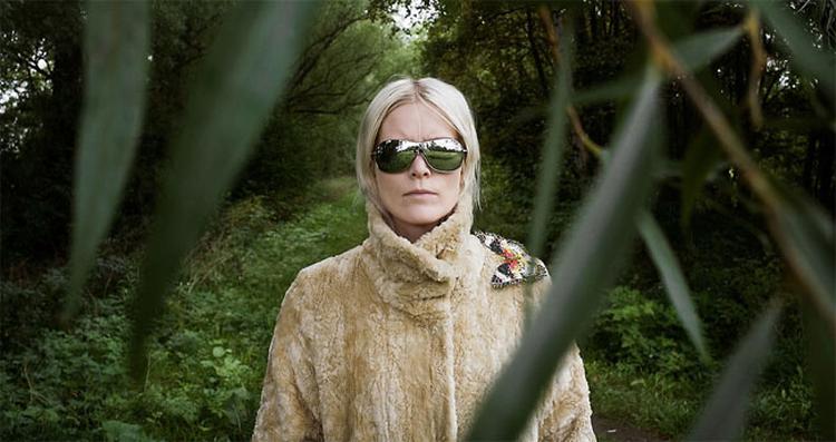 Svenske Karin Dreijer Andersson fra den stilskabende electro-duo 'The Knife' er gået solo. Under navnet 'Fever Ray' har hun med sin stemme begået et storslået, smukt og skræmmende album. 