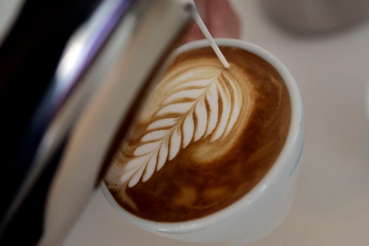 Drik kaffe med god samvittighed. Den opkvikkende drik kan forebygge kræft, viser en ny undersøgelse. 