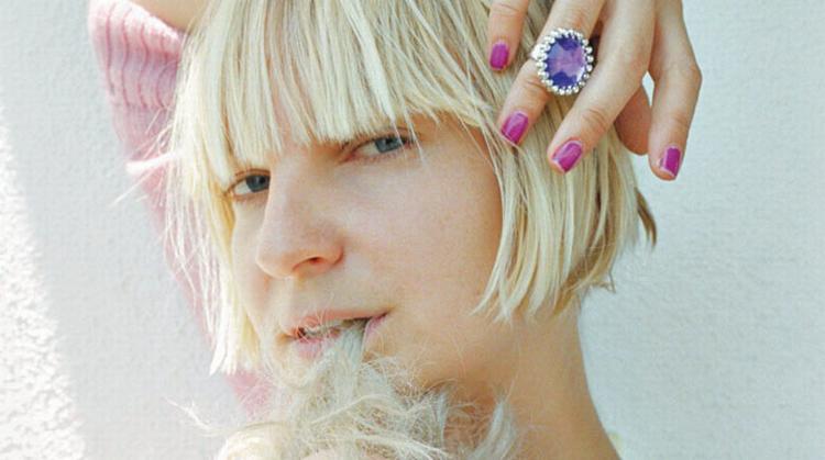 Man vil simpelt hen høre, hvad denne 35-årige kvinde har på hjerte. Og 'Sia' skuffer ikke. 