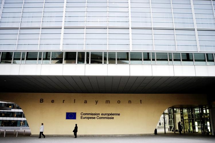 Fem af EU's kommissærer vil stille op til Europaparlamentet. 