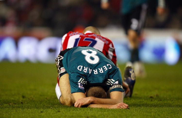 Steven Gerrard må bide i græsset og se til fra sidelinjen de kommende små tre uger. Arkivfoto. 