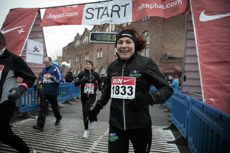 Politikens maratonløbere har løbet testløb på Østerbro i København. Her er det Ilse Jensen ved målstregen. 
