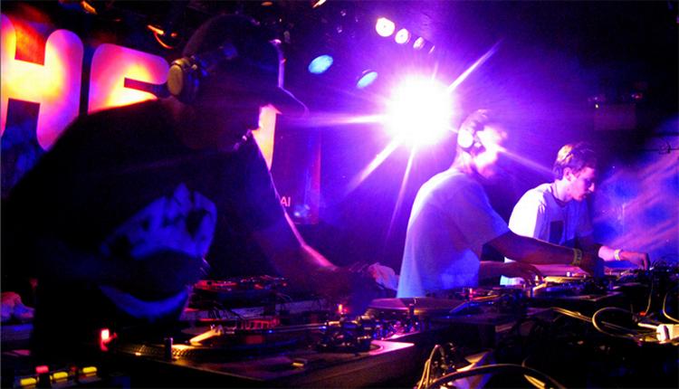 'Den sorte skole' består af de tre dj's Langefinger, Aage Jæger og DJ LeBon. 
