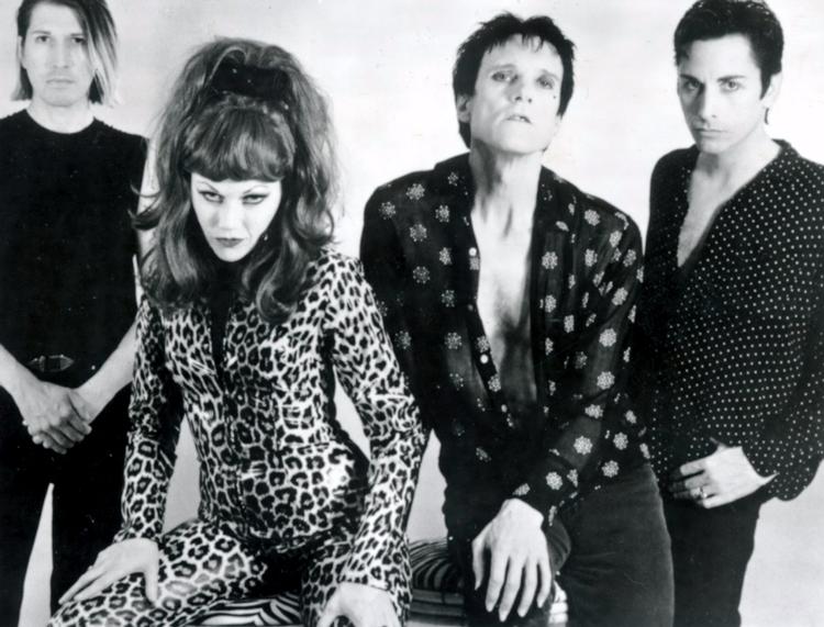 Poison Ivy og Lux Interior i centrum af dette arkivfoto af The Cramps. Pr-foto. 