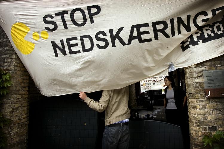 Sociology students at Copenhagen University have blockaded their institute. The banner reads 'Stop the cutbacks'. 