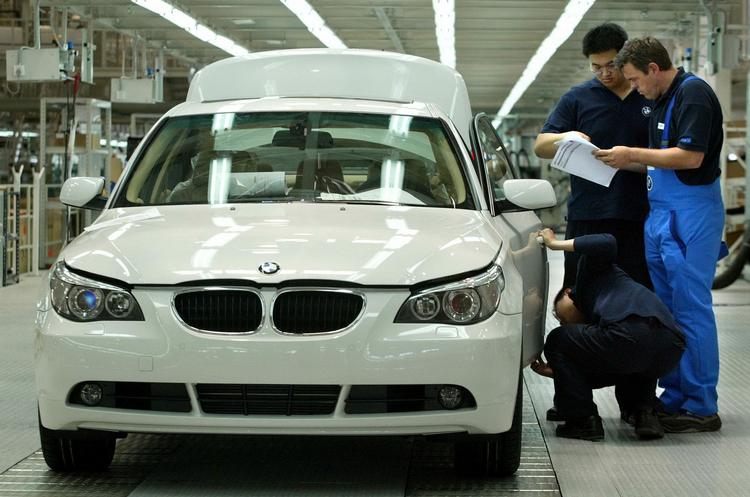 Også BMW producerer biler i Kina. Arkivfoto fra en joint-venture fabrik i Shenyang i det nordøstlige Kina. 