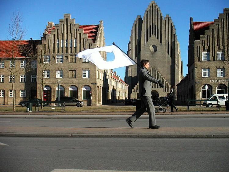 Claus Beck-Nielsen på en af sine mange missioner. Her i hjemlige omgivelser i Københavns nordvestkvarter. Foto: PR-foto/Gyldendal 