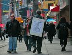 Paul Nawrocki fra Beacon, Ney York søger job på Times Square i november sidste år.  Siden det billedet blev taget, har yderligere en million amerikanere mistet deres job. 