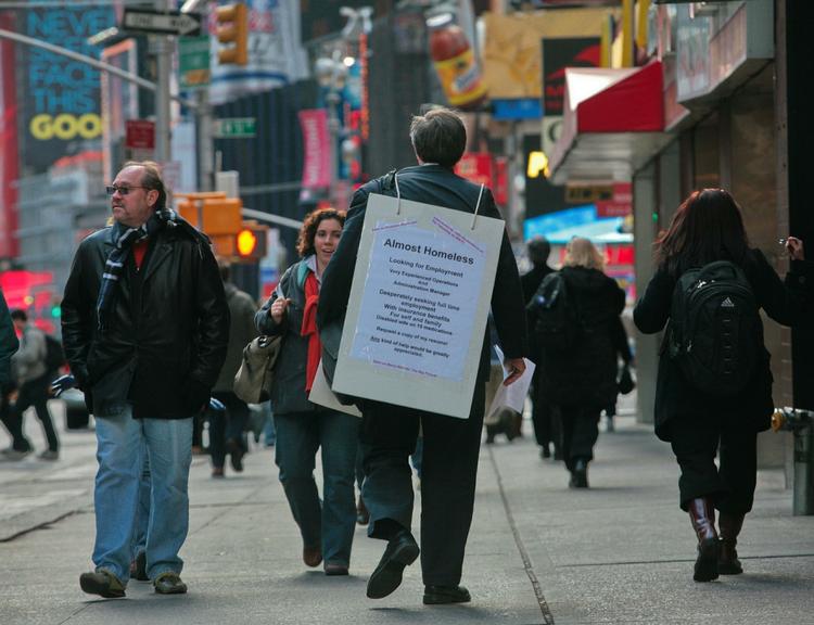 Paul Nawrocki fra Beacon, Ney York søger job på Times Square i november sidste år.  Siden det billedet blev taget, har yderligere en million amerikanere mistet deres job. 