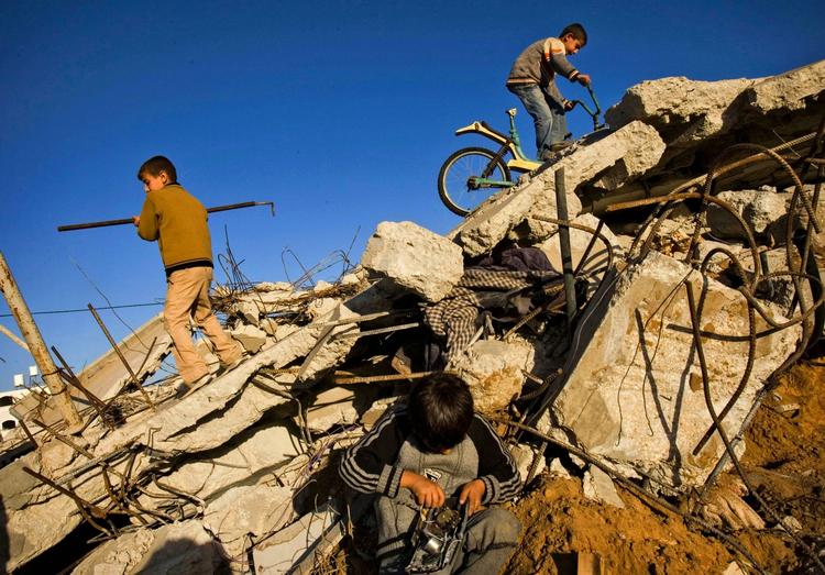 To palæstinensiske drenge leger i ruinerne af et hus, der blev ramt under Israels militære offensiv i Gaza. 
