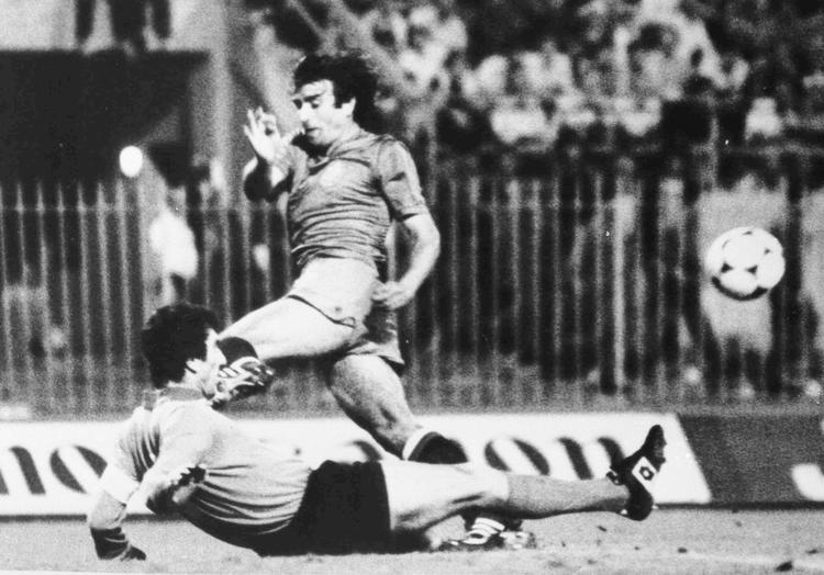 En af 'Quini's 35 landskampe var under EM-slutrunden i 1980, da han spillede mod den italienske målmand Dino Zoff. Arkivfoto: AP 