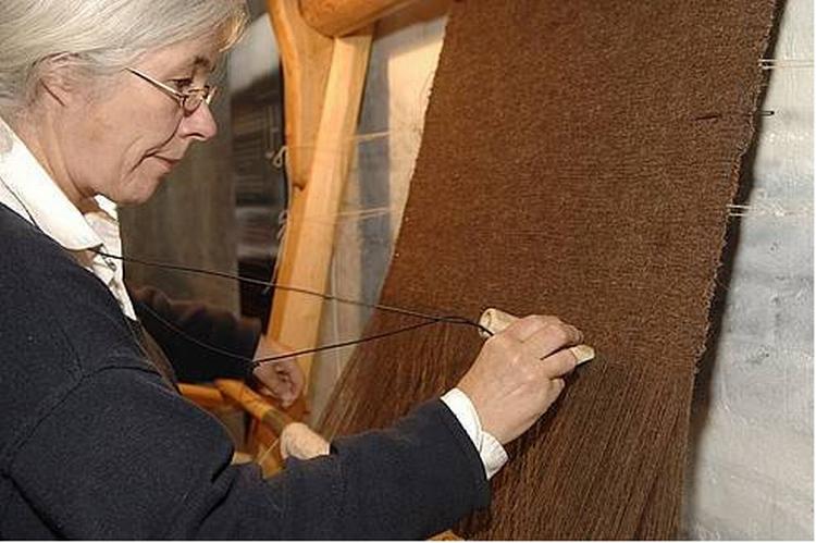 Hejs sejlet. På Vinkingeskibsmuseet i Roskilde viser Anna Nørgaard, hvordan vikingerne vævede uldsejl. 