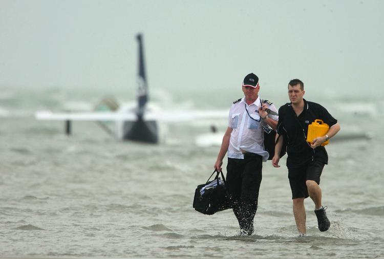 Pilot Steve Bolle og en af de fem passagerer kunne selv gå i land efter nødlandingen i havet. 