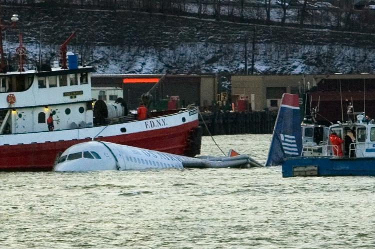 Airbus-flyet med 155 personer ombord fik hurtigt hjælp af de mange små færger i floden, og alle slap med livet i behold. 
