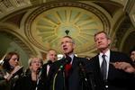 Senatets flertalsleder, demokraten Harry Reid (midten) præsenterede redningsplanen som et godt modtræk til den kriseramte amerikanske økonomi. 