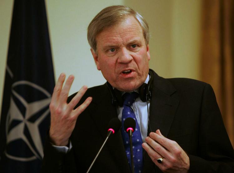 NATO-generalsekretær Jaap de Hoop Scheffer understreger, at Europa ikke kan få øget indflydelse i NATO, hvis ikke man samtidig er villig til at påtage sig yderligere militært, økonomisk og diplomatisk ansvar i Afghanistan. 