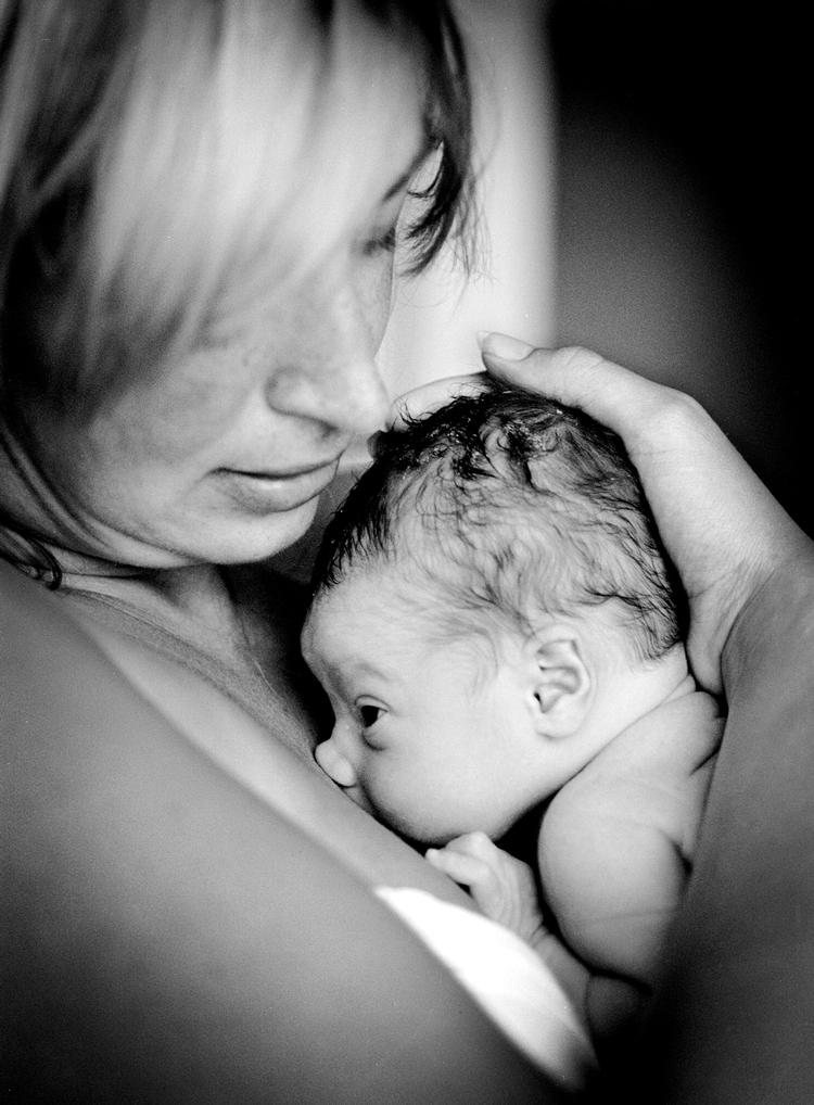 En mor med sin meget unge søn.  Et vigtig forhold er under udvikling. Arkivfoto: Tine Harden 