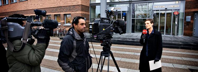 Storsvindleren Stein Bagger fra IT Factory bliver stillet for Retten i Lyngby, men ham var der desværre ikke billeder af. Så måtte journalisten fra TV 2 News tegne og fortælle for seerne. Den slags tv bliver mere og mere almindeligt. Foto: Jens Dresling 