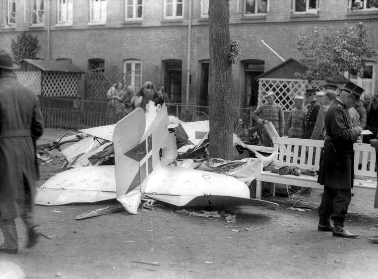 Tegneren, maleren og reklamemanden Gunnar Zelius-Madsen var en af avisfotografiets pionerer og tog dette foto 13. juni 1928, da et fly var styrtet ned på Østerbro i København. Den uniformerede herre til højre er formentlig cyklet til skadestedet – han har stadig cykelklemmer på. 