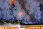 Redningsarbejdere må flygte fra flammerne i Gippsland i den australske delstat Victoria. 