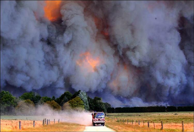 Redningsarbejdere må flygte fra flammerne i Gippsland i den australske delstat Victoria. 