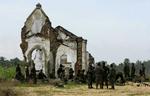 Sri Lankanske regeringsstyrker tager hvil ved en ødelagt kirke i byen Mullaittivu, som tidligere var under kontrol af De Tamilske Tigre. 
