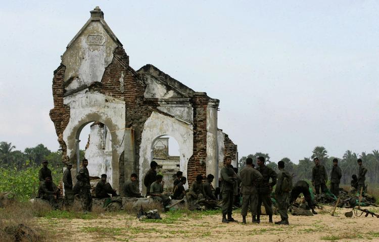 Sri Lankanske regeringsstyrker tager hvil ved en ødelagt kirke i byen Mullaittivu, som tidligere var under kontrol af De Tamilske Tigre. 