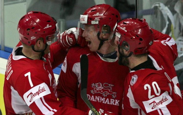 Rasmus Olsen (th) var lige som Jesper Damgaard (tv) og Mads Christiansen med, da Danmark med 5-2 over Italien sikrede sig overlevelse i VM's A-gruppe sidste år. Arkivfoto. 