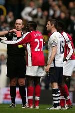 Robbie Keane (i midten) ser til, mens dommeren viser Emmanuel Eboue det røde kort. 