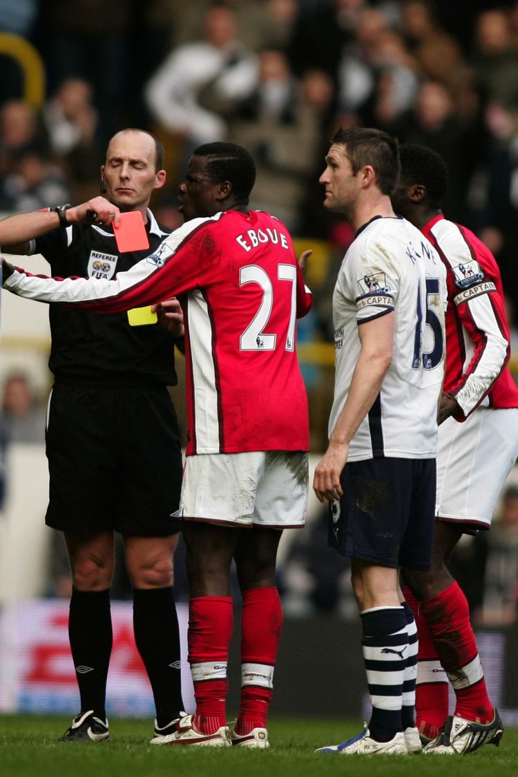 Robbie Keane (i midten) ser til, mens dommeren viser Emmanuel Eboue det røde kort. 