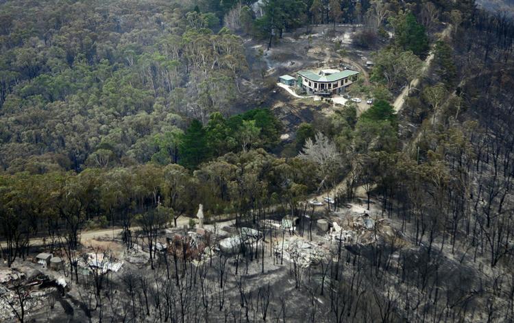 Hele landsbyer i Kinglake-området nordøst for Melbourne er udbrændt. 