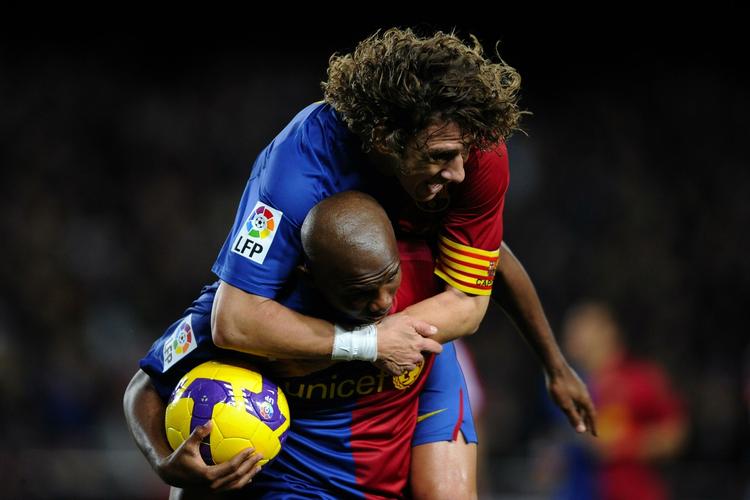 Carles Puyol har ingen grund til at være på nakken af Samuel Eto'o, der fortsat scorer flittigt for det spanske tophold. 