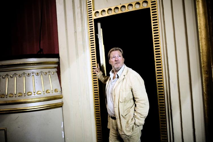 Skuespiller og instruktør Waage Sandø har været teaterchef for  fusionen af Folketeatret i Nørregade og Det Danske Teater, med navnet folketeatret.dk. Men nu søger teatret en ny chef. 