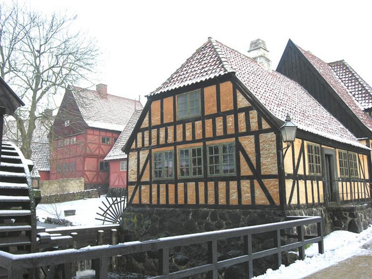 Som i gamle dage. Den Gamle By i Århus lukker dørene op for syslerier i museets forskellige værksteder. 