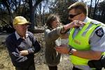 Jane Cameron og Greg Annand har mistet deres hjem i Kinglake West i brandene. Her giver Jane Cameron den lokale betjent Andrex Lodi et kram. 