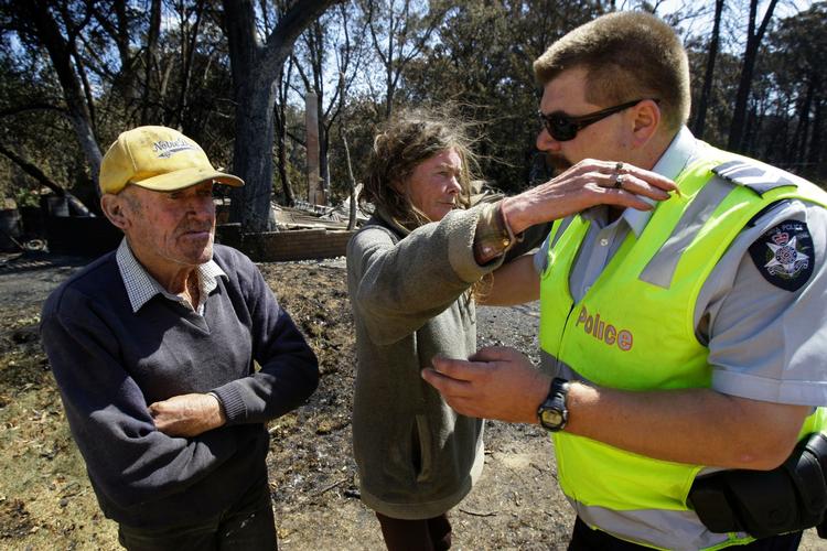 Jane Cameron og Greg Annand har mistet deres hjem i Kinglake West i brandene. Her giver Jane Cameron den lokale betjent Andrex Lodi et kram. 