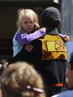 5-årige Elena Watson genforenes med sin far i Whittlesea, efter at de var blevet adskilt af brandene. 